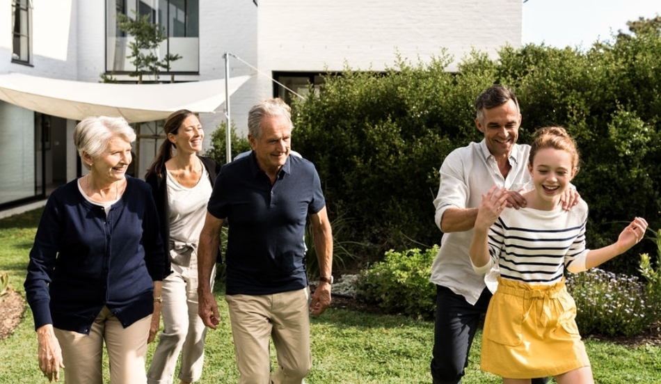 [PWM] Multigenerational family going for walk